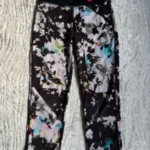🔥EUC! Nike Women's Black and White Patterned Capris